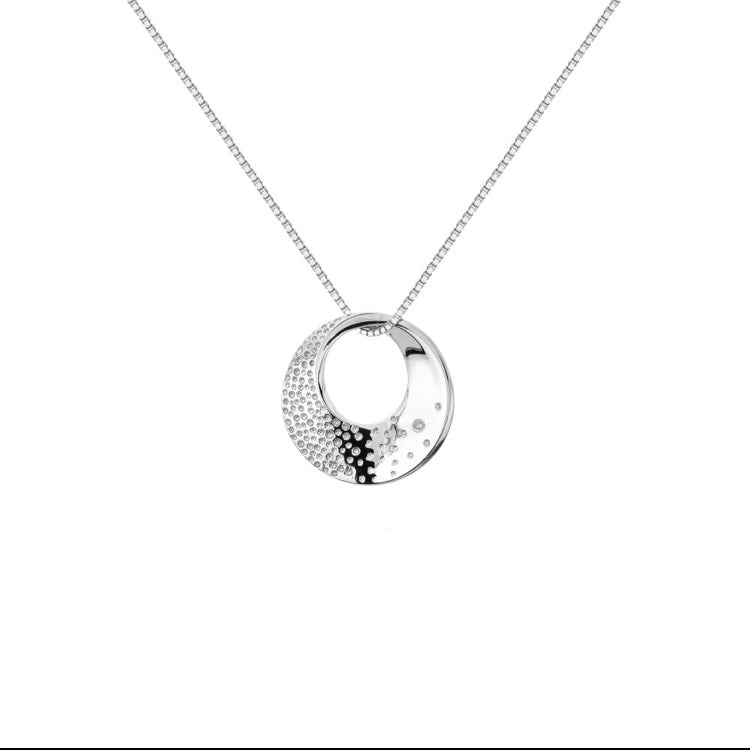 HD Quest Circle Pendant close up